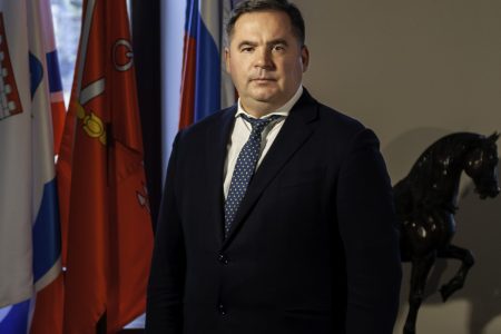 Дорогие друзья! Сердечно поздравляю профессорско-преподавательский состав, студентов, весь коллектив и выпускников с наступающим Новым годом и Рождеством!