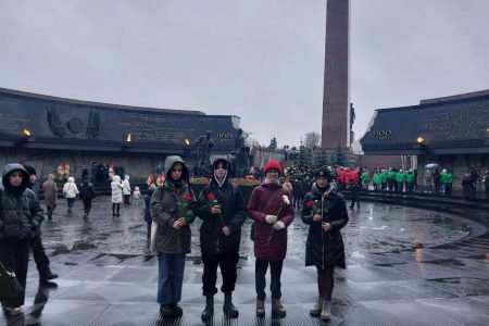 Возложение цветов к Монументу героическим защитникам Ленинграда